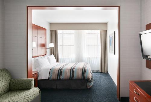 シカゴにあるセントラル ループ ホテルのベッドと椅子付きのホテルルーム