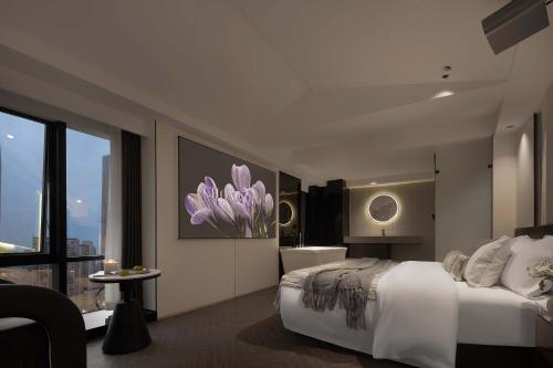 ein Schlafzimmer mit einem großen Bett und einem großen Fenster in der Unterkunft Chongqing Jiangbei Guanyinqiao Pedestrian Street Berry Hotel in Chongqing