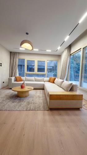 Una cama o camas en una habitación de Comfortable Apartment Bohemian style in Zamalek for Family