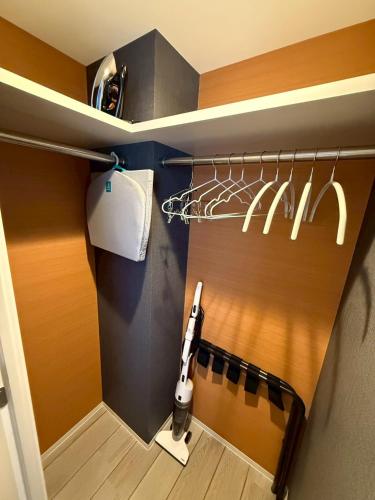 a kitchen with a hairdryer in a closet at NNS121 名古屋駅エリア貸し切りアパート 観光にもビジネスにも便利 TypeA in Nagoya