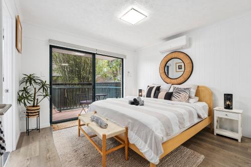 Palm Beach Paradiso في غولد كوست: غرفة نوم بسرير كبير ونافذة كبيرة