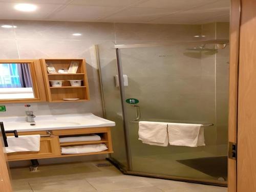 Ένα μπάνιο στο GreenTree Inn Yangzhou Slender West Lake Wencheng Attic Express Hotel