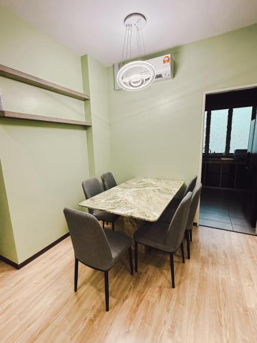 a dining room with a table and chairs at Kozai Modern Cozy Stay Alpaca Homestay 01 in Bintulu