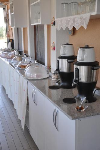 GeyikliにあるEde Apart Otelの家電製品が並んだキッチンカウンター