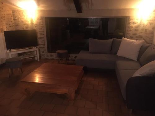 Μια τηλεόραση ή/και κέντρο ψυχαγωγίας στο "Rêves de Gamins" Chambre de gauche, 4 couchages dans gîte de campagne "La Camusière", proche du Pôle Européen et du circuit des 24h