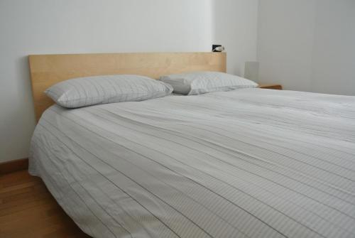 ミラノにあるStudio Errepi Carrobbioの大きな白いベッド(枕2つ付)