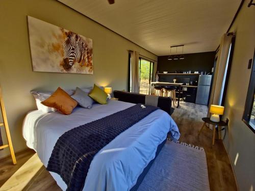 En eller flere senge i et værelse på Hot Tub Haven - Modimolle