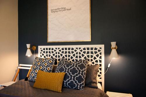 Un dormitorio con una cama con un cuadro en la pared. en MacLeod House, en Bloemfontein