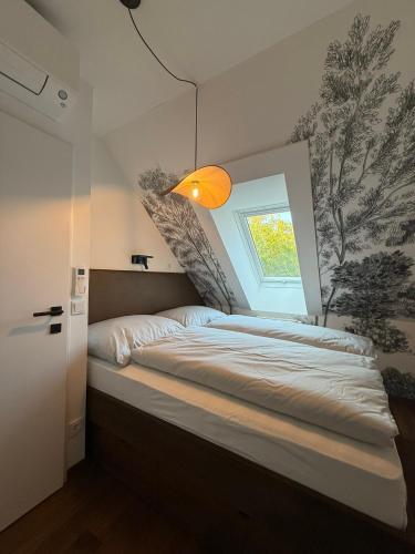 Un dormitorio con una cama grande con ventana. en Das Genner - Suite am Bisamberg, en Klein-Engersdorf