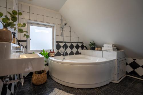 Koupelna v ubytování Penthouse med skråtak og utsikt - Sentralt