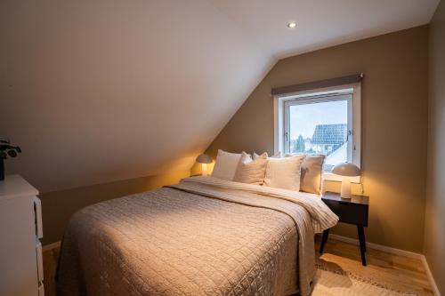 Postel nebo postele na pokoji v ubytování Penthouse med skråtak og utsikt - Sentralt