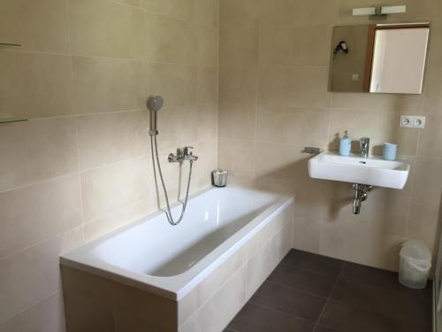 łazienka z wanną i umywalką w obiekcie Chalet Noriker w mieście Niedernsill
