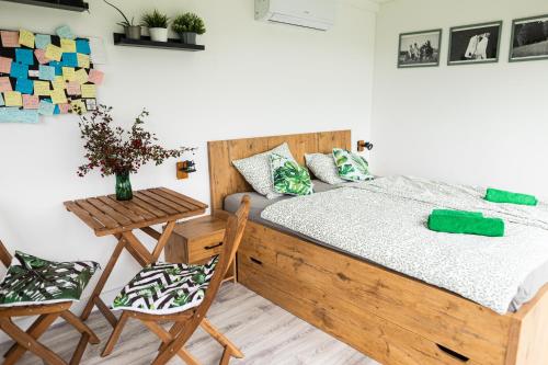 Un dormitorio con una cama y una mesa y sillas. en Timmy house, en Lipov