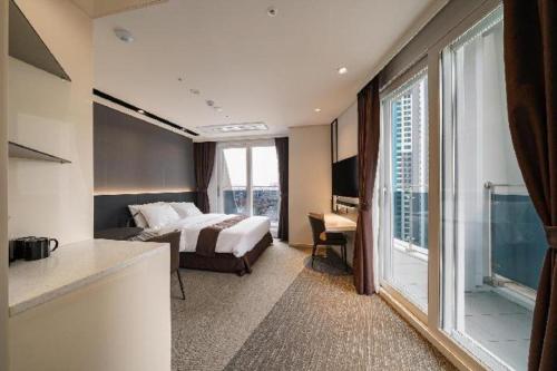 Ένα ή περισσότερα κρεβάτια σε δωμάτιο στο Gloucester Hotel Kintex