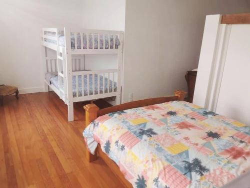 Un dormitorio con una cama y una estantería. en Oamaru Railway Station Guesthouse, en Oamaru