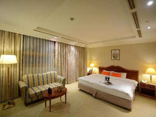 a large bedroom with a bed and a couch at Onyang Hot Spring Hotel in Asan