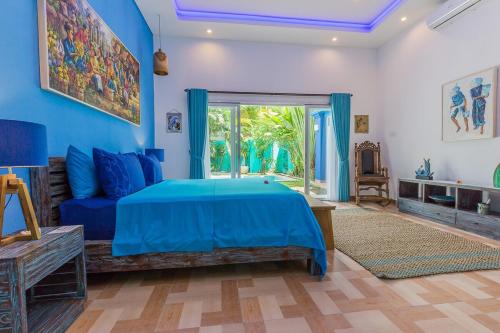 Postel nebo postele na pokoji v ubytování Villa Shades Of Blue,5 bed & pool