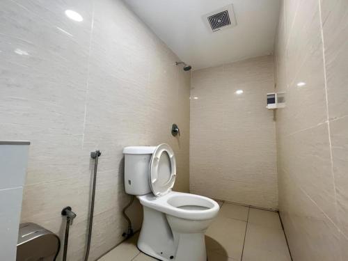 Maong BazaarにあるOYO 90789 Stutong Pointの部屋にある白いトイレ付きのバスルーム