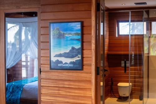 a door leading into a room with a bedroom at Naya Lodge in Mitsamiouli