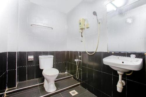 a bathroom with a toilet and a sink at OYO 822 Zande Motel Kuala Selangor in Kuala Selangor