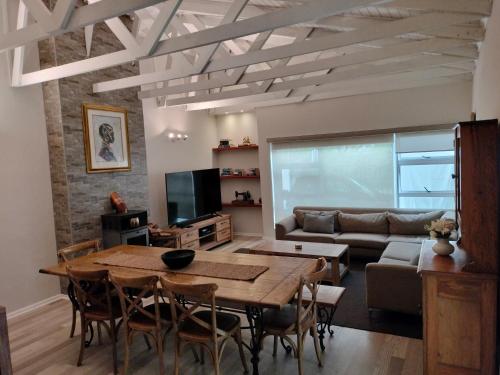 Μια τηλεόραση ή/και κέντρο ψυχαγωγίας στο Wembley Home -Heated pool, indoor braai, jacuzzi come relax