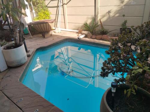 Πισίνα στο ή κοντά στο Wembley Home -Heated pool, indoor braai, jacuzzi come relax