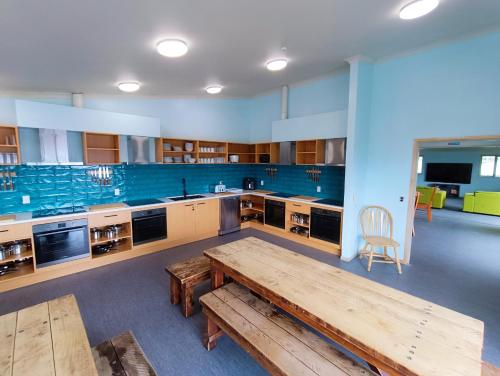Una cocina o cocineta en Adventure Taupō Hostel