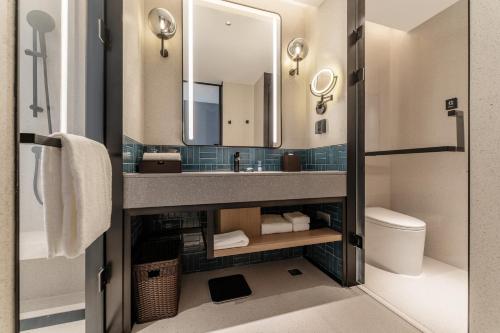Bilik mandi di Four Points by Sheraton Chongqing