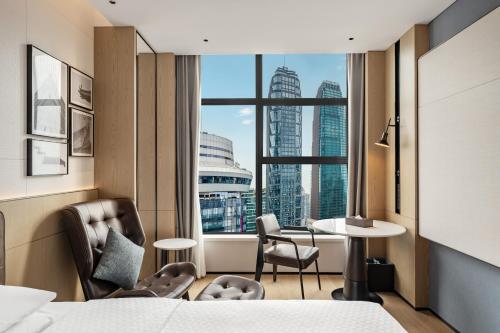 Postel nebo postele na pokoji v ubytování Four Points by Sheraton Chongqing