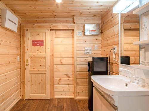 eine Küche mit Spüle und Kühlschrank in der Unterkunft FARM SIDE - Vacation STAY 24170v in Tsumagoi