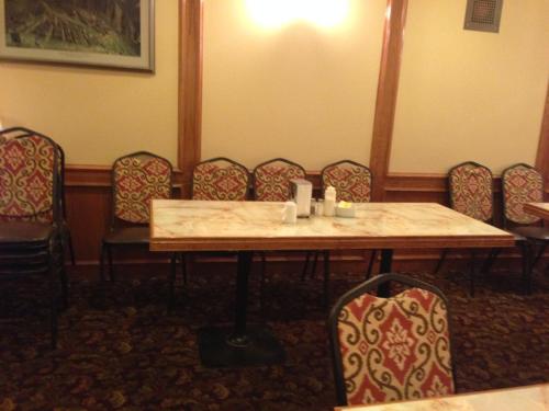 a dining room with a table and chairs at Sundre Motor Inn in Sundre