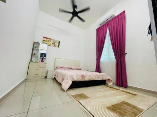 Ένα ή περισσότερα κρεβάτια σε δωμάτιο στο Spacious Family Homestay in Durian Tunggal with Private Pool