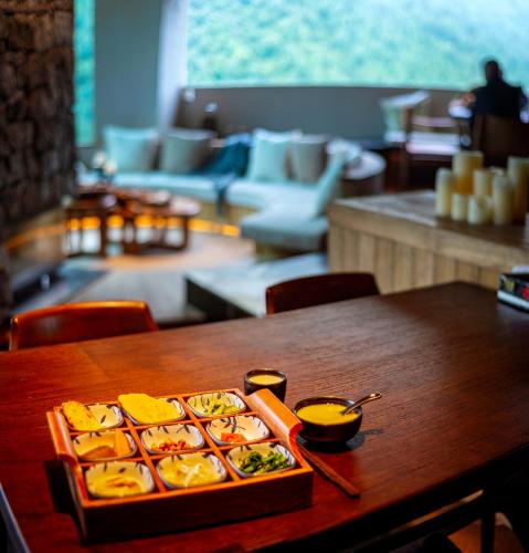 un vassoio di cibo su un tavolo in un ristorante di Siguniang Mountain Star Moon Cliff Hotel a Mount Siguniang