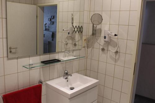 a bathroom with a sink and a mirror at Weingut Gorges-Reinhard in Wintrich