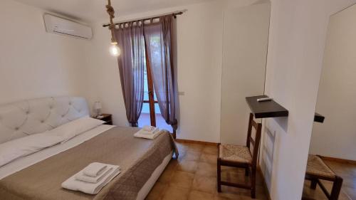 Un dormitorio con una cama con dos toallas encima. en Vacanze in Villa, en Nardò
