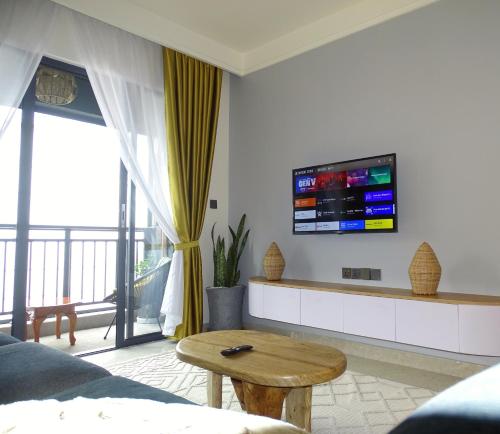 TV a/nebo společenská místnost v ubytování Cozy Top-Floor Apartment with Balcony & City Views near United Nations