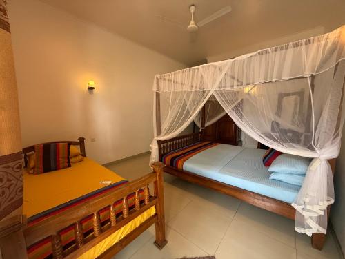 Un pat sau paturi într-o cameră la Samaru Beach House