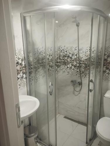 een badkamer met douche, toilet en wastafel bij Şişli Suites - Room 14 in Istanbul