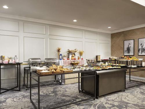 ein Buffet mit vielen verschiedenen Speisen in der Unterkunft Mercure Sibiu Airport in Sibiu