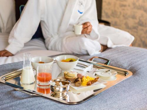 bandeja de desayuno en la cama en Mercure Figeac Viguier du Roy, en Figeac