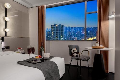 Postel nebo postele na pokoji v ubytování Moon Crescent Hotel, Quixinglou Street, Kuanzhai Alley, Chengdu