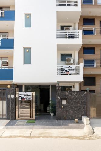una vista exterior de un edificio con una puerta en Ditvi residency, en Gurgaon