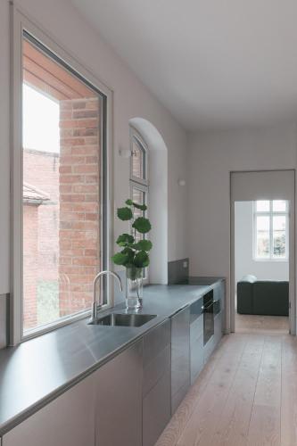 a kitchen with a sink and a large window at Verwalterinnenhaus in Werben