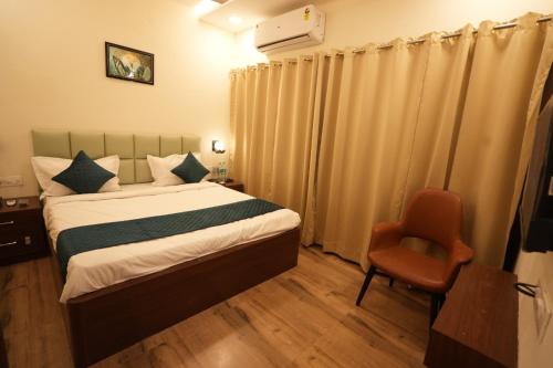 Ένα ή περισσότερα κρεβάτια σε δωμάτιο στο Hotel Royal Villa