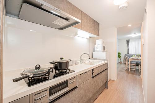 a kitchen with a stove and a sink at 桜の川70-41 稲荷町駅 近上野-浅草 2-8人丨 Inaricho Station, Near Ueno, Asakusa 2-8 people in Tokyo