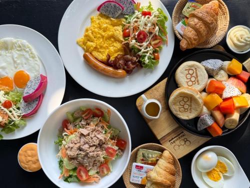 uma mesa com quatro pratos de comida em Gord ChiangMai Hotel em Chiang Mai