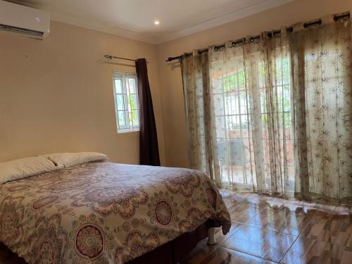 Galeri foto Hideaway Cozy Place with patio di Ocho Rios