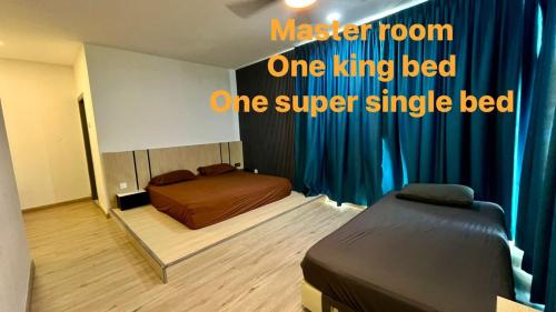 ein Schlafzimmer mit 2 Betten und einem blauen Vorhang in der Unterkunft LC Paragon Apartment in Labuan