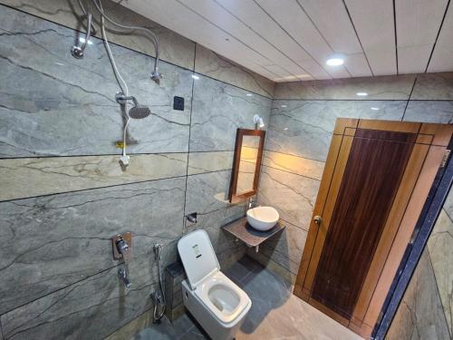 Koupelna v ubytování Swara Mangalam Villas And Resort