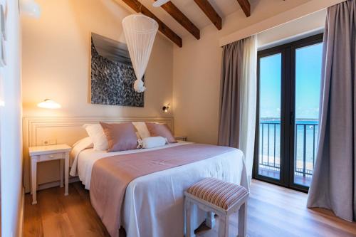 Postel nebo postele na pokoji v ubytování Hostal la Savina